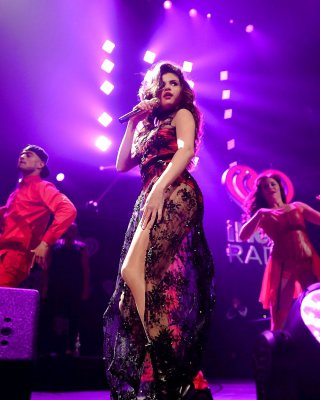 Selena gomez - 彼女はすべての穴にそれを必要とする
 #22432284