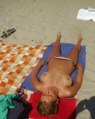 Oben-ohne-Strandschönheit #7110073