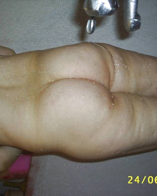 Oriq yalangoch qizning surati Ular xitoylik ayollarning kokraklari orasida jinsiy aloqada bolishadi