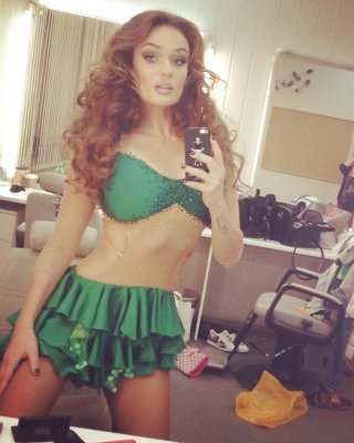 Қыздардың аяқтарының арасын көруге болады