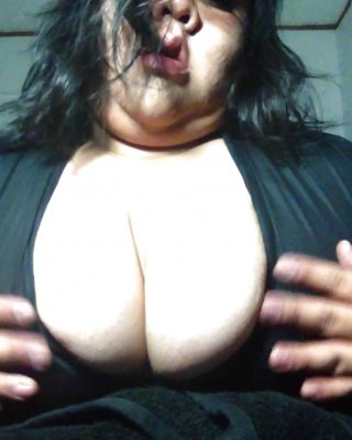 Latino BBW Cleavage Queen