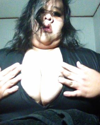 Latino BBW Cleavage Queen