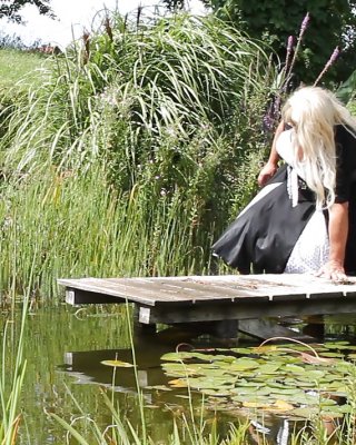 Sissy Bad Vollständig In Einem Teich Angezogen Und Es Wurde Beobachtet, #9909013
