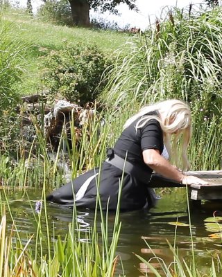 Sissy Bad Vollständig In Einem Teich Angezogen Und Es Wurde Beobachtet, #9909038