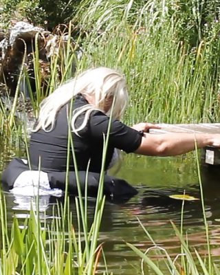 Sissy Bad Vollständig In Einem Teich Angezogen Und Es Wurde Beobachtet, #9909046