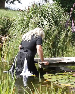 Sissy Bad Vollständig In Einem Teich Angezogen Und Es Wurde Beobachtet, #9909062
