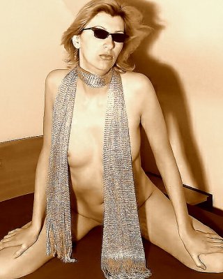T Ch-Mädchen, Von Der Kleidung Nur Eine Sonnenbrille Und Einen Schal #3959846