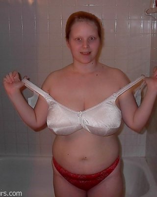 Frauen Mit Grossen Bruesten Im Bad Unter Der Dusche  #21214132
