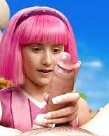 Qiz porno tomosha qiladi va masturbatsiya qiladi