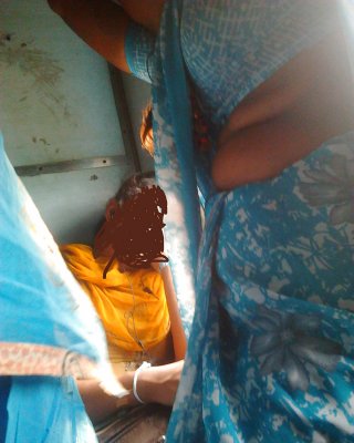 Andhara Aunty Exposing In Train