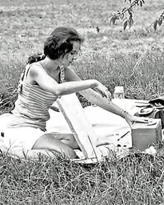 Dame J In Einem Feld #4312841