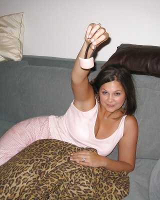 Fröhliche Frau In Sexy Dessous Spreizte Ihre Beine #8146382