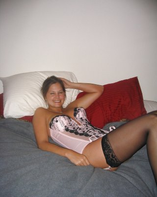 Fröhliche Frau In Sexy Dessous Spreizte Ihre Beine #8146556