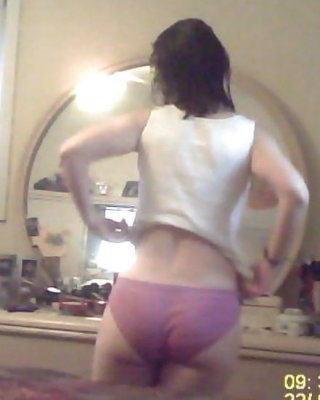 妻の紫色のパンティのお尻
 #18692845