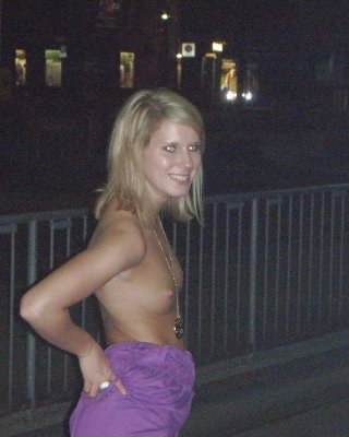 Blonde Haben Spaß Im Freien #13303402