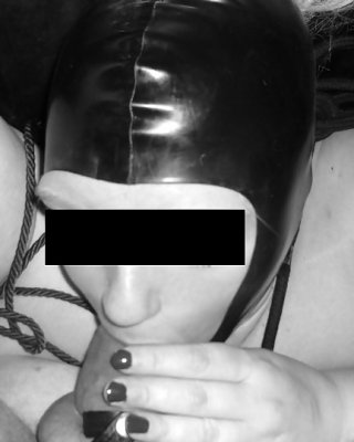 Kinkybbw38jj follando y chupando en capucha de látex y bondage de tetas
 #2119645