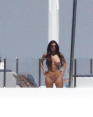 Kim Kardashian In Bikini On A Yacht In Miami