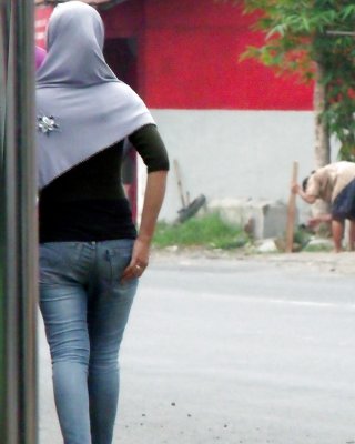 Sexy Teen In Hijab & Tigh Jeans #13276964