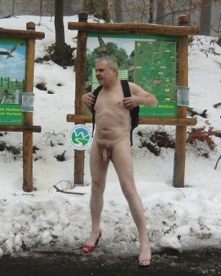 ハイヒールを履いた裸の男
 #13497235