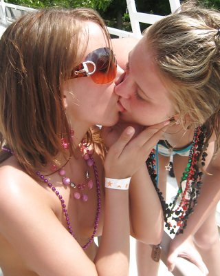 Hot Lesbians Kissing 