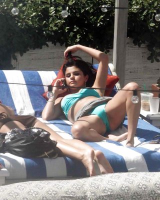 Selena N Britney Ass N Füße Zu Jerkoff N Cum über #11849879