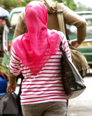 Sexy Mädchen In Hijab & Engen Jeans #14408050