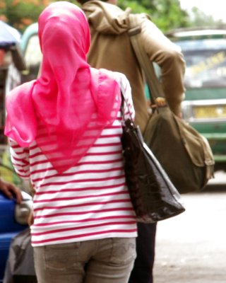 Sexy Mädchen In Hijab & Engen Jeans #14408054