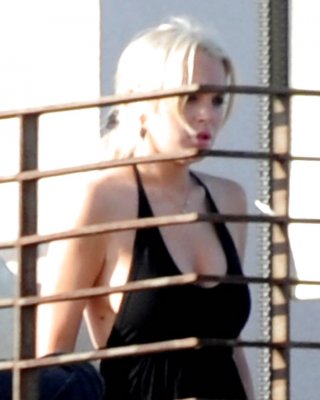 Lindsay Lohan ... Mit Schwarzem T-Shirt Auf Dem Dach #13739690
