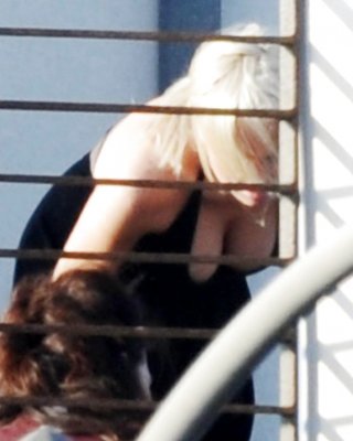 Lindsay Lohan ... Mit Schwarzem T-Shirt Auf Dem Dach #13739698