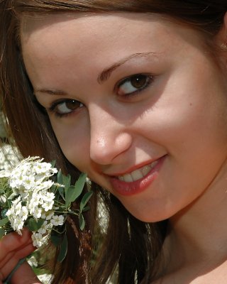 Cute Teen Anfisa Mit Kleinen Titten Auf Der Natur Aufwirft #7316754