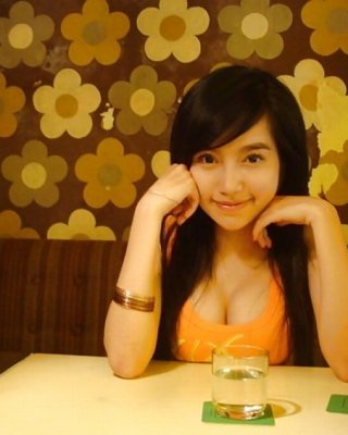 Hot Vietnamese Girl With Cleavage