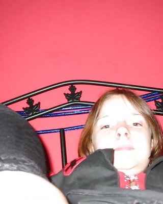 Petite amie avec mamelons gonfles montre sa chatte #35283021