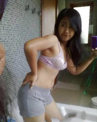 Kat Toilettendeckel Pose Titten #25469969