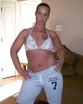 Donna Im Bikini Zu Hause #35115360