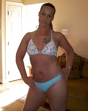 Donna Im Bikini Zu Hause #35115365