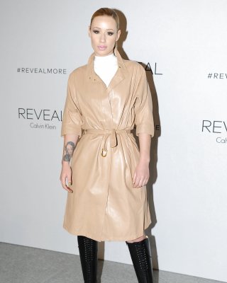 Iggy Azalea Nackt Trenchcoat Und Schwarze Lederstiefel #29485680