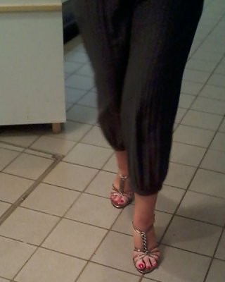 jolies jambes, jolis pieds, premiers rayons de soleil
 #24982485