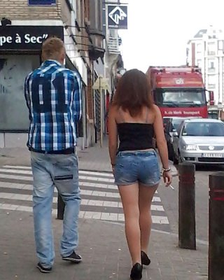 jolies jambes, jolis pieds, premiers rayons de soleil
 #24982499