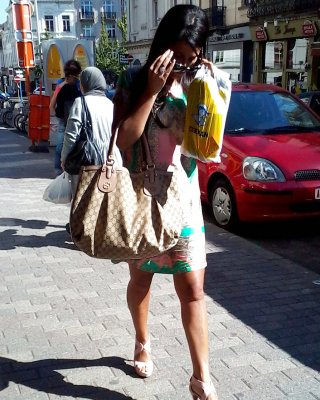 jolies jambes, jolis pieds, premiers rayons de soleil
 #24982549