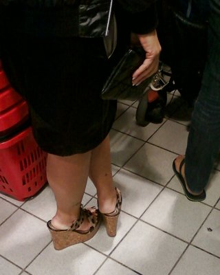 jolies jambes, jolis pieds, premiers rayons de soleil
 #24982571