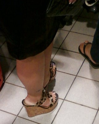 jolies jambes, jolis pieds, premiers rayons de soleil
 #24982579