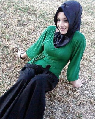 Suvga chomish paytida yalangoch ayollar