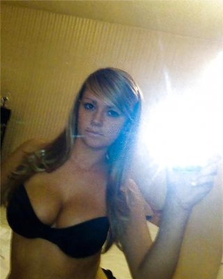 自分の写真を撮っているホットな女の子たち（ノン・ポルノ
 #28936312
