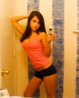 自分の写真を撮っているホットな女の子たち（ノン・ポルノ
 #28936315