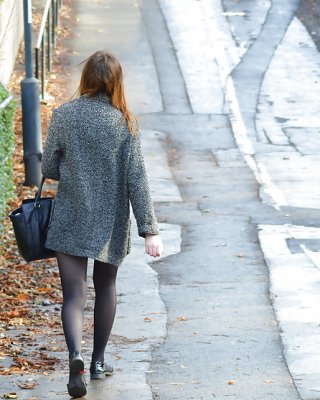 Britisches Mädchen Auf Einer Brücke #31870455