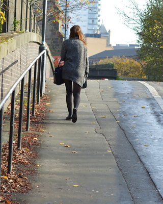 Britisches Mädchen Auf Einer Brücke #31870456