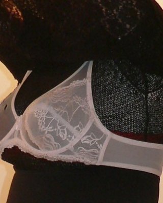 黒いシャツを脱ぐ（ブラジャーを見せる
 #23072110