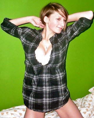 巨乳と剃毛したプッシーを持つジャーマンショートヘアのティーンガール
 #32011615