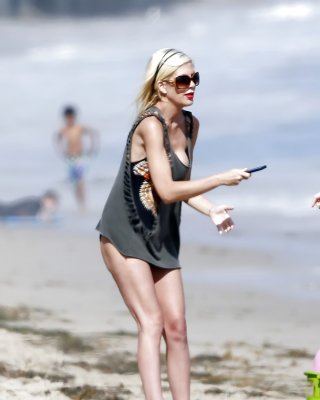 Tori Spelling Sexy In Swimsuit