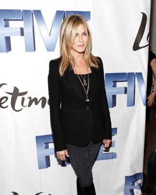 Jennifer Aniston #23690639